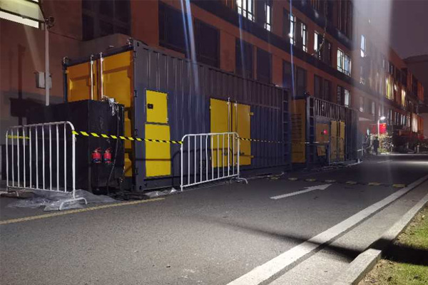 通化柴油发电机组的输出电压是如何调节的？