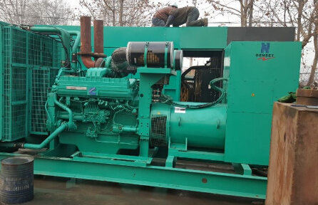 通化发电机组如何判断水冷式机油散热器内部是否需要清洗？